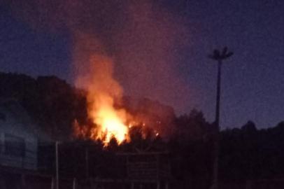 Equipes do 5º Batalhão de Bombeiro Militar ( 5º BBM)combateram 26 ocorrências de fogo em vegetação somente na segunda-feira (27) em Caxias do Sul. Um dos pontos em que ocorreu incêndio foi na área da Pista de Motocrros da Associação Caxiense de Velocross (Ascave) na Represa da Maestra. As chamas assustaram moradores das proximidades.  Ninguém se feriu, mas o número expressivo preocupa a corporação.<!-- NICAID(14977698) -->