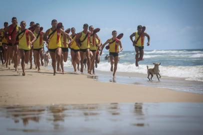 TRAMANDAÍ, RS, BRASIL - 2021.12.28 - Disputa em circuito de corrida e natação marcam o Dia Nacional do Guarda-Vidas. (Foto: ANDRÉ ÁVILA/ Agência RBS)Indexador: Andre Avila<!-- NICAID(14977835) -->