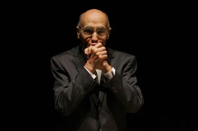 BRAZIL, Sao Paulo : (FILES) Photo taken on November 27, 2008 of Jose Saramago Portuguese Nobel Prize winner for Literature acknowledging applause during the launching of his book The Elephants Trip, in Sao Paulo. Saramago, has died at the age of 87 on the Canary island of Lanzarote where he lived, his Spanish publisher said on June 18, 2010. AFP PHOTO/Mauricio LIMA             <!-- NICAID(4935832) -->