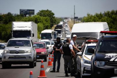 PORTO ALEGRE, RS, BRASIL - Policiais fazem buscas na BR-290 após assalto a carro-forte, em Guaíba. Foto Mateus Bruxel / Agência RBSIndexador: Mateus Bruxel<!-- NICAID(14978893) -->