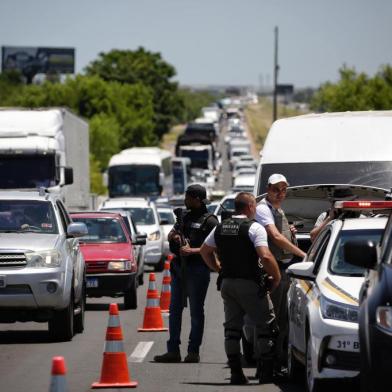 PORTO ALEGRE, RS, BRASIL - Policiais fazem buscas na BR-290 após assalto a carro-forte, em Guaíba. Foto Mateus Bruxel / Agência RBSIndexador: Mateus Bruxel<!-- NICAID(14978893) -->