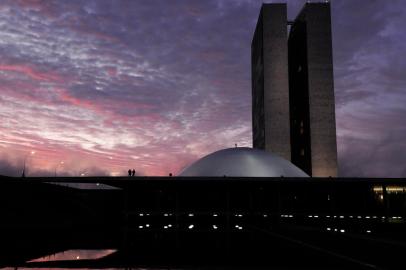 BIE - Fachada do Palácio do Congresso Nacional, a sede das duas Casas do Poder Legislativo brasileiro, durante o amanhecer do dia.As cÃºpulas abrigam os plenÃ¡rios da CÃ¢mara dos Deputados (cÃ´ncava) e do Senado Federal (convexa), enquanto que nas duas torres - as mais altas de BrasÃ­lia, com 100 metros - funcionam as Ã¡reas administrativas e tÃ©cnicas que dÃ£o suporte ao trabalho legislativo diÃ¡rio das duas instituiÃ§Ãµes.Obra do arquiteto Oscar Niemeyer. Foto: Pedro FranÃ§a/AgÃªncia SenadoLocal: BrasÃ­liaIndexador: Pedro FranÃ§aFonte: AgÃªncia SenadoFotógrafo: pf<!-- NICAID(12190416) -->