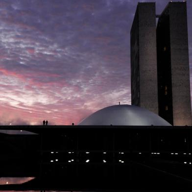 BIE - Fachada do Palácio do Congresso Nacional, a sede das duas Casas do Poder Legislativo brasileiro, durante o amanhecer do dia.As cÃºpulas abrigam os plenÃ¡rios da CÃ¢mara dos Deputados (cÃ´ncava) e do Senado Federal (convexa), enquanto que nas duas torres - as mais altas de BrasÃ­lia, com 100 metros - funcionam as Ã¡reas administrativas e tÃ©cnicas que dÃ£o suporte ao trabalho legislativo diÃ¡rio das duas instituiÃ§Ãµes.Obra do arquiteto Oscar Niemeyer. Foto: Pedro FranÃ§a/AgÃªncia SenadoLocal: BrasÃ­liaIndexador: Pedro FranÃ§aFonte: AgÃªncia SenadoFotógrafo: pf<!-- NICAID(12190416) -->