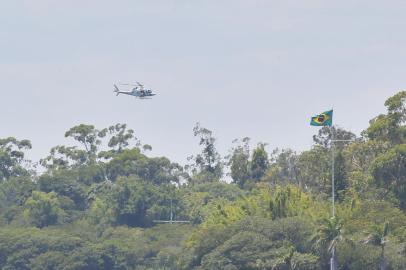 PORTO ALEGRE, RS, BRASIL,  30/12/2021- Buscas a criminosos que atacaram carro-forte. Na foto, Corpos sendo retirados de Helicóptero.  Foto: Lauro Alves  / Agencia RBS<!-- NICAID(14979945) -->