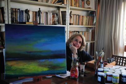 PORTO ALEGRE, RS, BRASIL, 03-06-2015. A escritora Lya Luft faz exposição de seus quadros de pintura. (Foto Andréa Graiz/Agência RBS, Rede Social).<!-- NICAID(11456621) -->