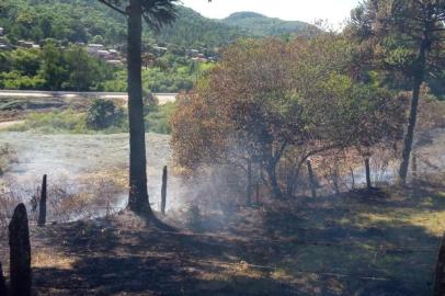 incêndio já é combatido há mais de 24h pelo Corpo de Bombeiros Militar em um galpão de cortume, no bairro Parada Cristal. <!-- NICAID(14980068) -->