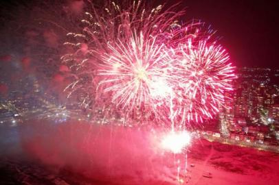 Torres tem festa da virada com fogos, balões iluminados e grande número de pessoas  <!-- NICAID(14980803) -->