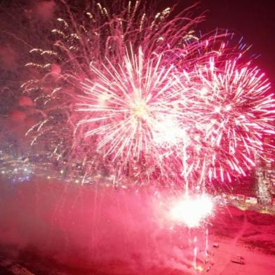 Torres tem festa da virada com fogos, balões iluminados e grande número de pessoas  <!-- NICAID(14980803) -->