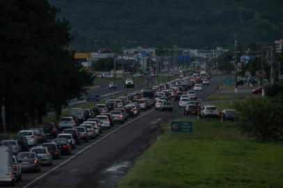 RS, BRASIL,  02/01/2022- Trânsito -  RS-030. Foto: Marco Favero / Agencia RBS<!-- NICAID(14981227) -->