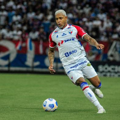 FORTALEZA X BAHIACE - BRASILEIRÃO/FORTALEZA X BAHIA - ESPORTES - David, do Fortaleza, na partida entre Fortaleza e Bahia válida pela 38ª e última rodada   do Campeonato Brasileiro 2021, na Arena Castelão, em Fortaleza, na noite desta quinta-  feira (09).    09/12/2021 - Foto: LUCAS EMANUEL/PERA PHOTO PRESS/ESTADÃO CONTEÚDOEditoria: ESPORTESLocal: FORTALEZAIndexador: LUCAS EMANUELFonte: Pera Photo PressFotógrafo: PERA PHOTO PRESS<!-- NICAID(14981239) -->