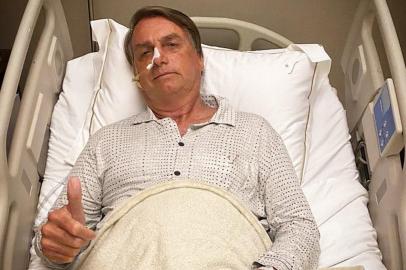 O presidente Jair Bolsonaro desembarcou em São Paulo, no começo da madrugada desta segunda-feira (3), após antecipar o término do período de férias em Santa Catarina. A comitiva presidencial foi direto para o Hospital Vila Nova Star, na capital paulista, para realização de exames. Em nota, a Secretaria Especial de Comunicação Social (Secom) informou que o presidente passa bem, entretanto, segundo o hospital, não há previsão de alta.<!-- NICAID(14981336) -->