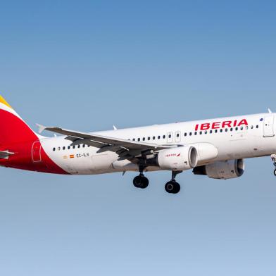 Iberia Airbus A320 airplane at Paris OrlyParis, France - August 16, 2018: Iberia Airbus A320 airplane at Paris Orly airport (ORY) in France. Airbus is an aircraft manufacturer from Toulouse, France. Foto: Lukas Wunderlich / stock.adobe.comIndexador: Lukas WunderlichFonte: 316094504<!-- NICAID(14981542) -->