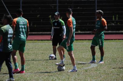 CAXIAS DO SUL, RS, BRASIL (30/12/2021)Treino do Juventude Sub 20 no campo de treino do SESI. (Antonio Valiente/Agência RBS)<!-- NICAID(14979760) -->