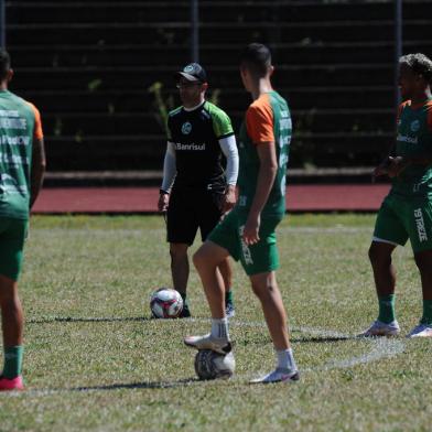 CAXIAS DO SUL, RS, BRASIL (30/12/2021)Treino do Juventude Sub 20 no campo de treino do SESI. (Antonio Valiente/Agência RBS)<!-- NICAID(14979760) -->