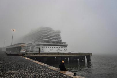 O navio de cruzeiro AIDAnova é fotografado na doca de Lisboa a 3 de Janeiro de 2022. - O navio de cruzeiro alemão Aida Nova que tem 4.197 passageiros e tripulantes com destino ao Funchal e depois às Canárias está encalhado 3 dias em Lisboa devido a passageiros positivos para Covid-19. Nos últimos dias, houve um aumento na disseminação do vírus a bordo, de 14 casos para 64 pessoas infectadas. (Foto: PATRICIA DE MELO MOREIRA / AFP)<!-- NICAID(14981546) -->