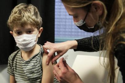 A child receives a dose of the Pfizer/BioNTech vaccine against Covid-19, in Paris, on December 17, 2021. - Frances President said on December 15, 2021 that the vaccination of children against Covid-19 was desirable but ruled out an obligation, believing that it was the choice of parents adding that Between 5 and 11 years, the health authorities have explained that it would protect, and therefore I think it is desirable. (Photo by GEOFFROY VAN DER HASSELT / AFP)<!-- NICAID(14974252) -->