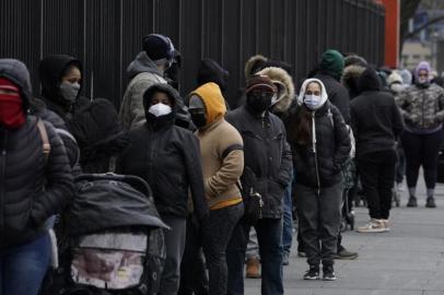 People line up for Covid-19 testing at Lincoln Medical Center in the Bronx on January 3, 2022, in New York. - New Yorkers fears are growing of a return to the nightmare of 2020, when the city was the global epicenter of the pandemic. (Photo by TIMOTHY A. CLARY / AFP)<!-- NICAID(14981888) -->