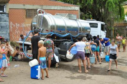 Porto Alegre , RS. 04/01/2022. DMAE leva caminhões pipa a comunidade da zona leste de Porto Alegre.<!-- NICAID(14982156) -->