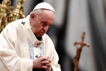 O Papa Francisco celebra a missa do dia de Ano Novo na Basílica de São Pedro no Vaticano em 1º de janeiro de 2022. (Foto: Tiziana FABI / AFP)<!-- NICAID(14982228) -->