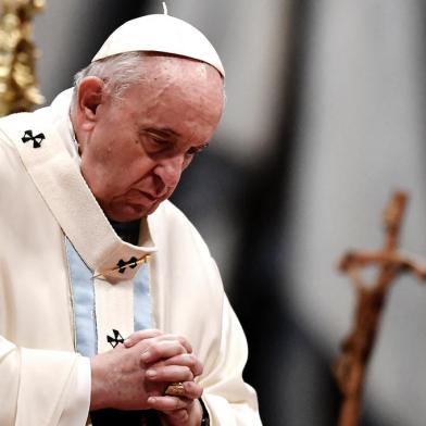 O Papa Francisco celebra a missa do dia de Ano Novo na Basílica de São Pedro no Vaticano em 1º de janeiro de 2022. (Foto: Tiziana FABI / AFP)<!-- NICAID(14982228) -->