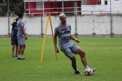 Centroavante Giovane Gomez chegou no domingo e na terça-feira teve resultado para Covid-19 positivo e está afastado dos treinamentos <!-- NICAID(14982237) -->