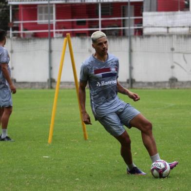 Centroavante Giovane Gomez chegou no domingo e na terça-feira teve resultado para Covid-19 positivo e está afastado dos treinamentos <!-- NICAID(14982237) -->