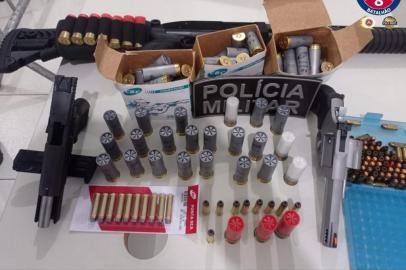 Armas encontradas na casa de engenheiro preso pela morte de esposa na Bahia<!-- NICAID(14982337) -->