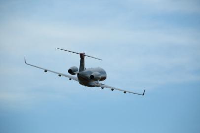 PORTO ALEGRE, RS, BRASIL - 06.01.2020 - O avião de médio porte que sobrevoou a Região Metropolitana, na tarde desta segunda-feira (6), chamando a atenção de moradores, é uma aeronave de testes e aferição de instrumentos do Aeroporto Internacional Salgado Filho. (Foto: Marco Favero/Agencia RBS)<!-- NICAID(14378792) -->