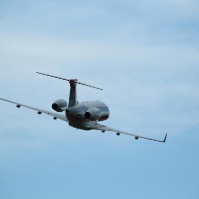 PORTO ALEGRE, RS, BRASIL - 06.01.2020 - O avião de médio porte que sobrevoou a Região Metropolitana, na tarde desta segunda-feira (6), chamando a atenção de moradores, é uma aeronave de testes e aferição de instrumentos do Aeroporto Internacional Salgado Filho. (Foto: Marco Favero/Agencia RBS)<!-- NICAID(14378792) -->