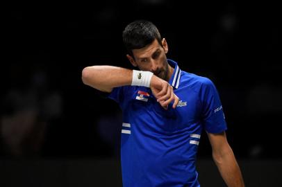 Serbias Novak Djokovic gestures during the mens singles semi-final tennis match between Croatia and Serbia of the Davis Cup tennis tournament at the Madrid arena in Madrid on December 3, 2021. (Photo by OSCAR DEL POZO / AFP)Editoria: SPOLocal: MadridIndexador: OSCAR DEL POZOSecao: tennisFonte: AFPFotógrafo: STR<!-- NICAID(14983368) -->