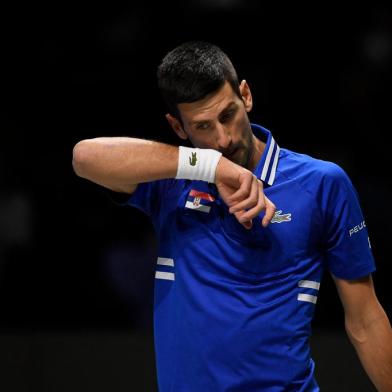 Serbias Novak Djokovic gestures during the mens singles semi-final tennis match between Croatia and Serbia of the Davis Cup tennis tournament at the Madrid arena in Madrid on December 3, 2021. (Photo by OSCAR DEL POZO / AFP)Editoria: SPOLocal: MadridIndexador: OSCAR DEL POZOSecao: tennisFonte: AFPFotógrafo: STR<!-- NICAID(14983368) -->