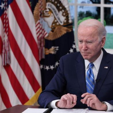 WASHINGTON, DC - DECEMBER 27: U.S. President Joe Biden listens during a video call with the White House Covid-19 Response team and the National Governors Association in the South Court Auditorium at the Eisenhower Executive Office Building on December 27, 2021 in Washington, DC. President Biden spoke to governors about their concerns over the Omicron variant and the need for more COVID-19 tests.   Anna Moneymaker/Getty Images/AFP (Photo by Anna Moneymaker / GETTY IMAGES NORTH AMERICA / Getty Images via AFP)<!-- NICAID(14983473) -->