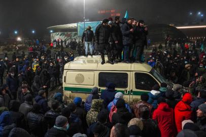 Protesters take part in a rally over a hike in energy prices in Almaty on January 5, 2022. - Kazakhstan on January 5, 2022 declared a nationwide state of emergency after protests over a fuel price hike erupted into clashes and saw demonstrators storm government buildings. (Photo by Abduaziz MADYAROV / AFP)<!-- NICAID(14983536) -->