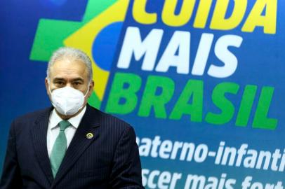 Um dia após o anúncio da vacinação contra a covid-19 em crianças de cinco a 11 anos, o ministro da Saúde, Marcelo Queiroga, saiu em defesa do presidente Jair Bolsonaro e não comentou diretamente sobre a imunização infantil, que demorou 20 dias para ser incluída pelo governo federal e está prevista para iniciar em janeiro.Na manhã desta quinta-feira (6), durante o lançamento do programa Cuida Mais Brasil, que vai ampliar o número de pediatras e ginecologistas-obstetras nos postos de saúde, Queiroga fez uma referência indireta à mistura do seu sobrenome com o personagem bíblico Herodes, rei conhecido por mandar matar bebês na antiga Belém.<!-- NICAID(14983677) -->