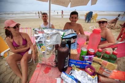 IMBÉ, RS, BRASIL - Quais são os cuidados que se deve observar ao levar comida e bebida para a beira da praia? Entrevistamos pessoas na beira da praia em Imbé. Na foto, família que trouxe comida de casa: Camila Cardoso, os filhos Rebeca Dias Almeida e Mesaque Dias Almeida e o namorado de Rebeca, Pablo Leonhardt. Foto: Jefferson Botega / Agencia RBSIndexador: Jeff Botega<!-- NICAID(14983768) -->