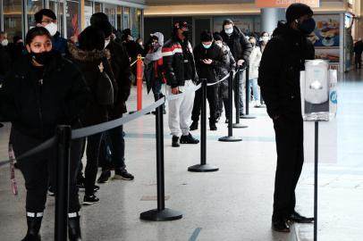 NEW YORK, NEW YORK - JANUARY 05: People wait in line at the Staten Island Ferry Terminal to be tested for Covid-19 on January 05, 2022 in New York City. Covid rates from the omicron variant have surged in New York in recent weeks with Staten Island being especially hard hit. According to the latest data from the city Department of Health, the citys seven-day positivity rate is 34.72%.   Spencer Platt/Getty Images/AFP (Photo by SPENCER PLATT / GETTY IMAGES NORTH AMERICA / Getty Images via AFP)<!-- NICAID(14984129) -->