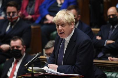 Uma fotografia divulgada pelo Parlamento do Reino Unido mostra o primeiro-ministro britânico Boris Johnson gesticulando durante as perguntas do primeiro-ministro na Câmara dos Comuns em Londres em 05 de janeiro de 2022. - Os hospitais britânicos mudaram para um pé de guerra devido à falta de pessoal causada por um onda de infecções por Omicron, disse o governo na terça-feira, quando o número de casos diários da Covid violou 200.000 pela primeira vez.<!-- NICAID(14984251) -->