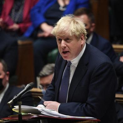 Uma fotografia divulgada pelo Parlamento do Reino Unido mostra o primeiro-ministro britânico Boris Johnson gesticulando durante as perguntas do primeiro-ministro na Câmara dos Comuns em Londres em 05 de janeiro de 2022. - Os hospitais britânicos mudaram para um pé de guerra devido à falta de pessoal causada por um onda de infecções por Omicron, disse o governo na terça-feira, quando o número de casos diários da Covid violou 200.000 pela primeira vez.<!-- NICAID(14984251) -->