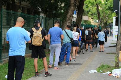 PORTO ALEGRE, RS, BRASIL,  07/01/2021- Fila para teste do Covid no posto Modelo. Foto: Ronaldo Bernardi / Agencia RBS<!-- NICAID(14984623) -->