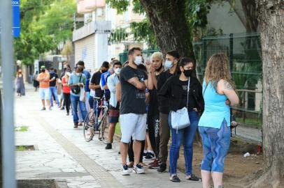 PORTO ALEGRE, RS, BRASIL,  07/01/2021- Fila para teste do Covid no posto Modelo. Foto: Ronaldo Bernardi / Agencia RBS<!-- NICAID(14984616) -->