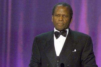 (FILES) In this file photo taken on March 11, 2000, US actor Sidney Poitier receives a standing ovation as he receives the Life Achievement Award at the Sixth Annual Screen Actors Guild Awards in Los Angeles. - Sidney Poitier, Hollywoods first major Black movie star, has died, the deputy prime minister of the Bahamas said on January 7, 2022. Poitier, who held dual US and Bahamian nationality, was an icon, a hero, a mentor, a fighter, a national treasure, Deputy Prime Minister Chester Cooper said on his official Facebook page. (Photo by LUCY NICHOLSON / AFP)<!-- NICAID(14984806) -->