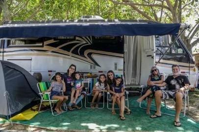 TORRES, RS, BRASIL - 07/01/2022- Campings de motorhome no litoral-Jardim Lagoa. Na foto, Neli Martins, 67, aposentados professora;  Paulo martins, 69, aposentados industriário; Débora Martins Simões, 42, dentista; Cecília, 9; Alice, 5 ; Ana Paula Martins Martinelli, 40, executiva de contas; Pietra, 8; Paola, 3. Foto: Marco Favero / Agencia RBS<!-- NICAID(14984900) -->