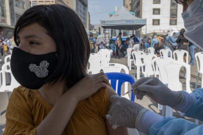 Foto de vacinação das crianças em Lima, no Peru.<!-- NICAID(14985705) -->