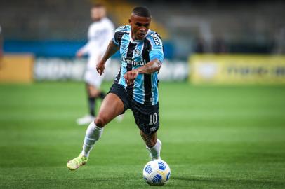 Douglas Costa em lance do jogo do Grêmio contra o Atlético-MG na Arena, válido pela 38ª rodada do Brasileirão.<!-- NICAID(14967370) -->