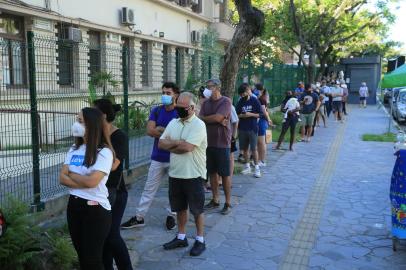 PORTO ALEGRE, RS, BRASIL,  10/01/2021- Fila para testes de Covid no posto Modelo. Foto: Ronaldo Bernardi / Agencia RBS<!-- NICAID(14986073) -->