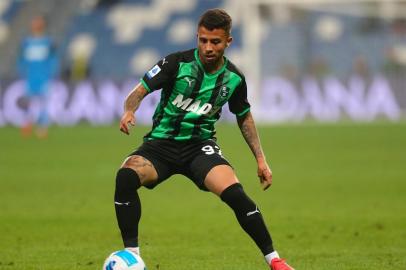 Ex-gremista Matheus Henrique estreia pelo Sassuolo, da Itália, na vitória por 3 a 1 sobre o Venezeia. Sassuolo/Divulgação<!-- NICAID(14924288) -->