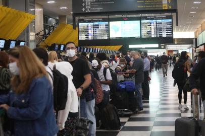 AEROPORTO DE CONGONHAS ATRASO DE VOOSSP - AEROPORTO-CONGONHAS-ATRASO-VOOS - GERAL - Movimentação intensa no aeroporto de Congonhas, na cidade de São Paulo, SP, nesta segunda 10. 09/01/2022 - Foto: RENATO S. CERQUEIRA/FUTURA PRESS/FUTURA PRESS/ESTADÃO CONTEÚDOEditoria: GERALLocal: SÃO PAULOIndexador: RENATO S. CERQUEIRAFotógrafo: FUTURA PRESS<!-- NICAID(14986215) -->