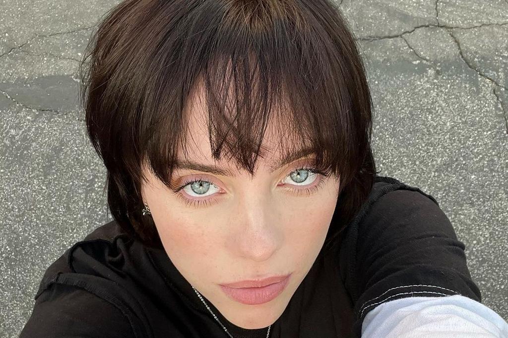 Billie Eilish aparece de mãos dadas com vocalista do The Neighbourhood