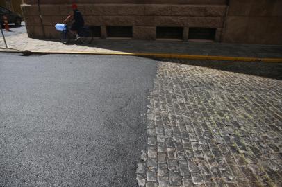 PORTO ALEGRE, RS, BRASIL - 2022.01.10 - Moradores do centro reclamam de asfalto feito em cima de paralalepípedos, que seriam históricos (Foto: André Ávila/ Agência RBS)<!-- NICAID(14986304) -->