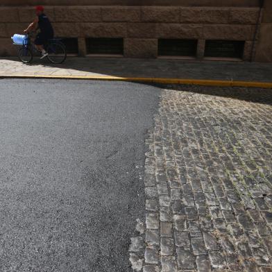 PORTO ALEGRE, RS, BRASIL - 2022.01.10 - Moradores do centro reclamam de asfalto feito em cima de paralalepípedos, que seriam históricos (Foto: André Ávila/ Agência RBS)<!-- NICAID(14986304) -->